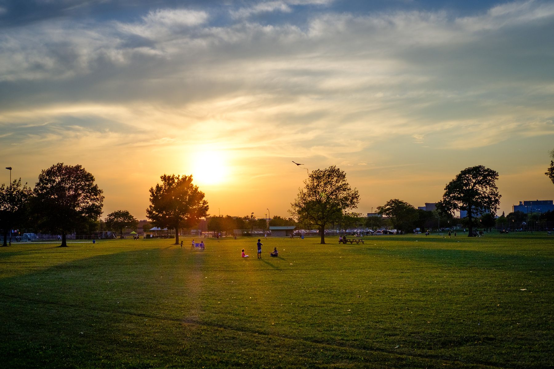 Children fly a kit in Parc Jarry, in colour.