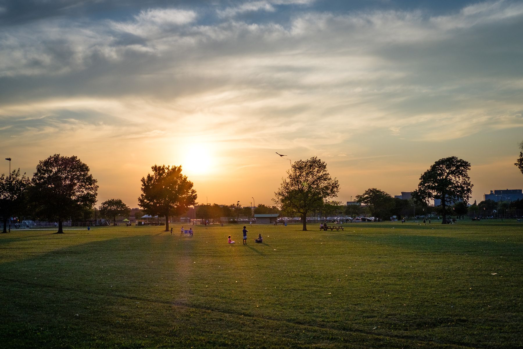 Children fly a kit in Parc Jarry, in colour.