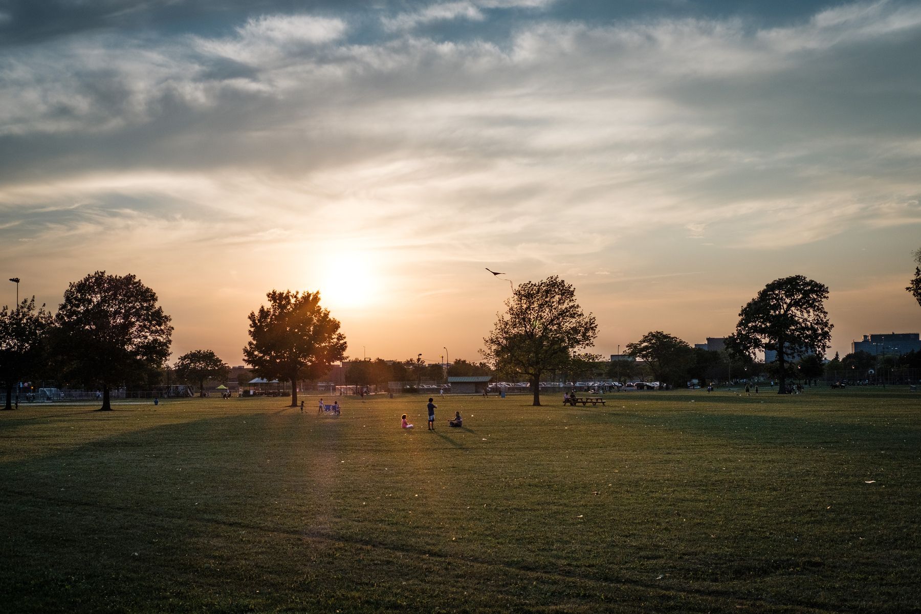 Children fly a kit in Parc Jarry, in colour.