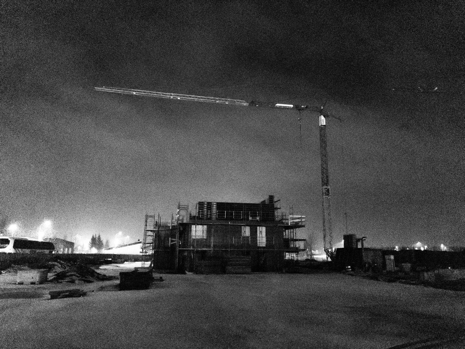 A view of the building site in Hveragerði where the large florist Eden used to be. It is dark and gloomy and a big crane looms over